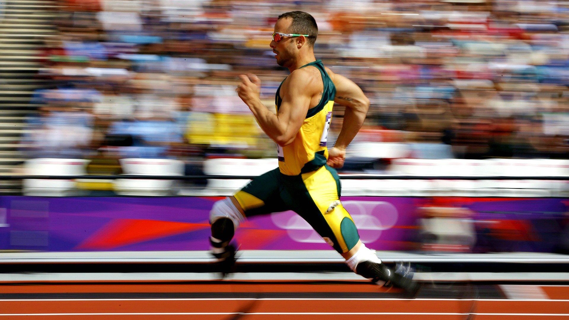 维斯塔潘绝地反击点燃赛场，阿斯顿马丁逆转红牛二队创赛季经典